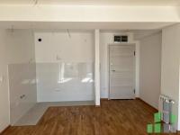 Se izdava prazen stan vo Skopje, Aerodrom so povrshina od 50 m2.
 Ekstra: Centralno Parno, Lift, Parking.
 Cena: 370 EUR
